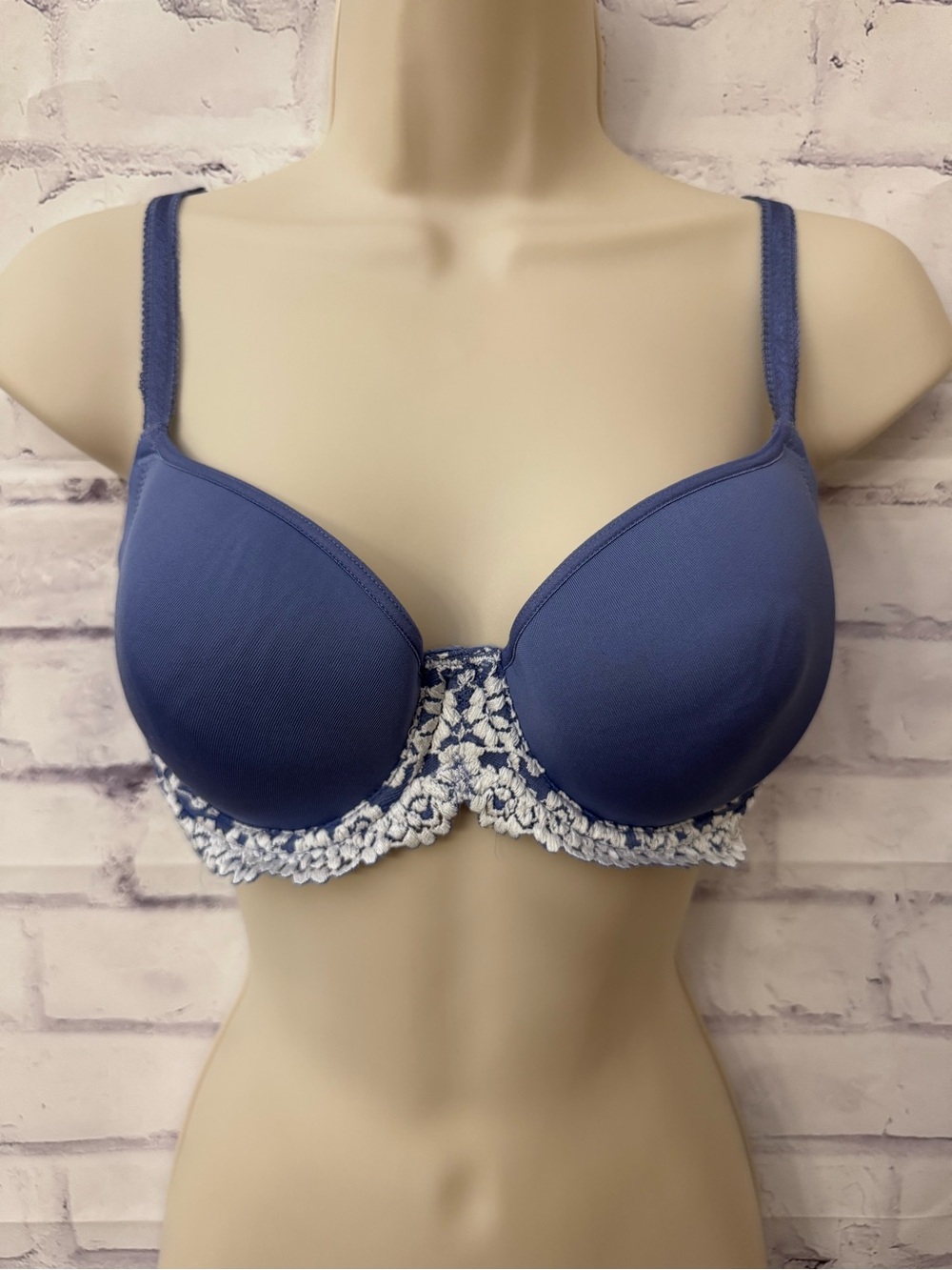 Wacoal Bra 34B Embrace Lace T Shirt 853191 Classic Seamless Underwire Blue White